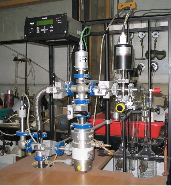 Zintegrowany układ do badania powierzchni materiałów porowatych i katalizatorów
